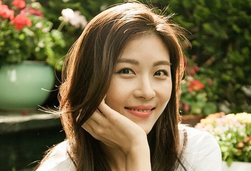 Để có được làn da bóng khỏe không tì vết, Ji Won đã chăm chỉ dùng kem dưỡng da hàng ngày và chỉ trang điểm nhẹ nhàng cho da được thở, hạn chế trang điểm đậm nếu không cần thiết.