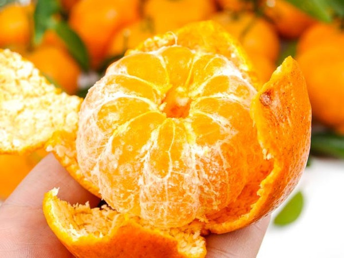 Cam là trái cây chứa đầy vitamin C và folate, vì vậy, đây là một trong những loại trái cây tốt nhất giúp hệ thống miễn dịch của bạn khỏe mạnh và chống lại bệnh tật. Cam có thể được tiêu thụ một cách an toàn bởi những người đang giảm cân và người bệnh tiểu đường, vì chúng chỉ chứa 12g đường.