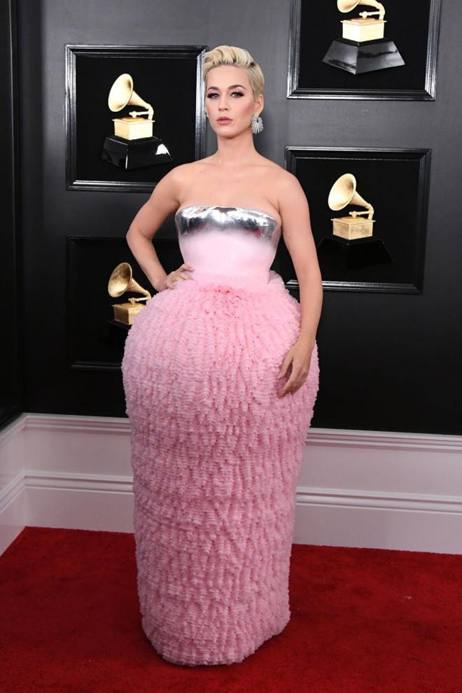 Nữ ca sĩ Katy Perry gây ấn tượng với bộ váy phồng màu hồng pastel của Balmain.