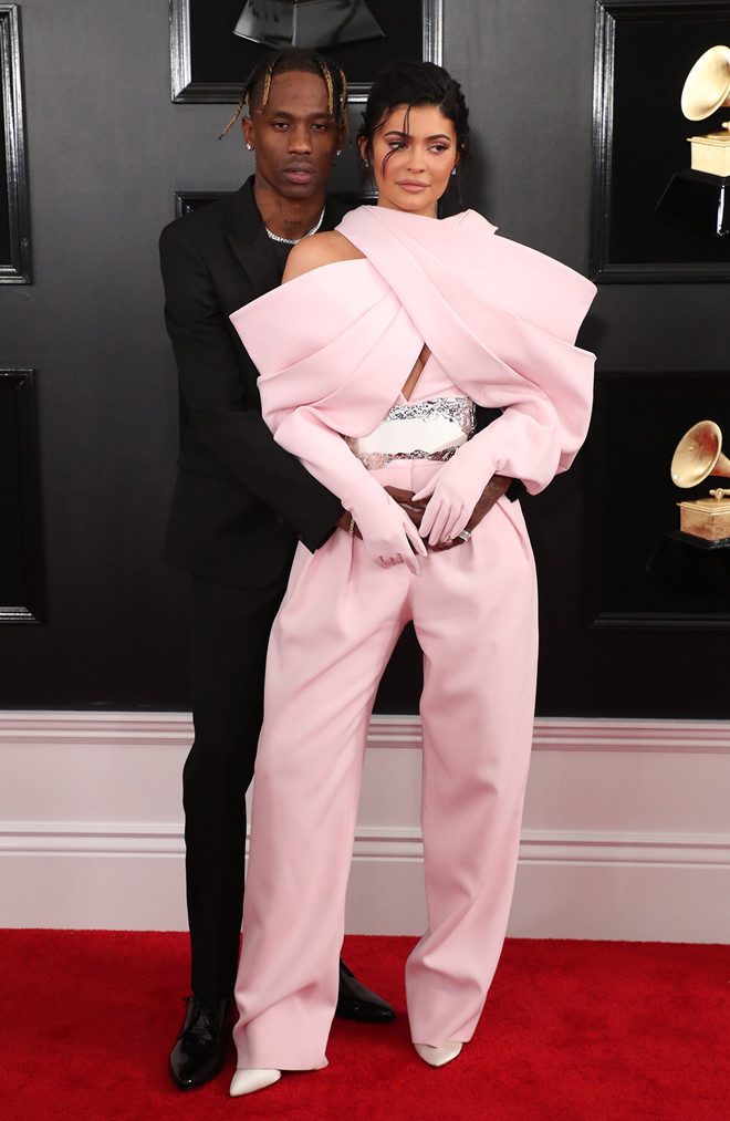 Kylie Jenner cũng lựa chọn chiếc jumpsuit hồng có phần tay bồng độc đáo của nhà mốt Balmain nằm trong bộ sưu tập Xuân - Hè 2019.