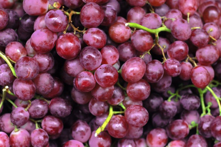 Nho: Các chất chống oxy hóa và các polyphenol khác trong nho tốt cho tim cũng có tác dụng làm chậm lão hóa.