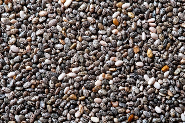 Hạt chia: Thực phẩm này giàu omega-3, chất chống oxy hóa và khoáng chất có nguồn gốc thực vật quan trọng cho tư duy rõ ràng, cải thiện trí nhớ, tâm trạng, nhịp tim và kết cấu da.