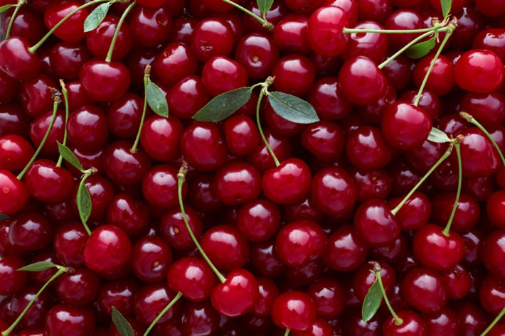 Ăn vài quả cherry (anh đào): Chất anthocyanin, một loại bioflavonoid mang lại cho quả anh đào màu đỏ đậm, có đặc tính chống viêm tương tự như trong aspirin. Ăn vài quả cherry cũng giúp giảm đau đầu.