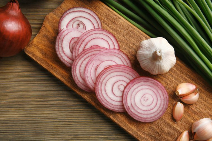 Ăn các món nấu với tỏi và hành tây: Tỏi và hành tây là phương thuốc tuyệt vời cho đau đầu. Cả hai đều là chất làm loãng máu, vì vậy chúng giúp giảm quá trình đông máu tiểu cầu liên quan đến việc gây ra chứng đau đầu.