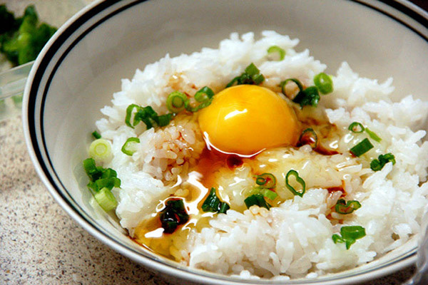 Món Tamago Kakegohan (Cơm trộn trứng sống): Hầu hết người Nhật chỉ ăn trứng gà vì theo họ chỉ có trứng gà mới có thể sản xuất theo quy trình khép kín, đảm bảo vệ sinh sạch sẽ và an toàn hơn các loại trứng gia cầm khác. Người Nhật thường dùng món ăn cùng trứng sống này vào buổi sáng.