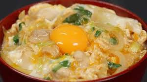 Oyakodon có nghĩa là cơm "cha con", bởi vì nó có gà (cha) và trứng (con) trong cùng một tô cơm. Trong món này bao gồm thịt gà và một phần trứng được nấu chín tới, hơi mềm.
