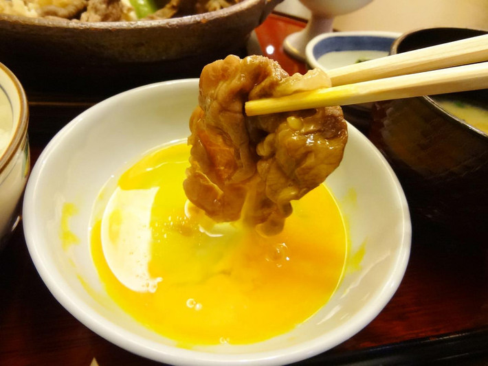 Món bò nhúng trứng sống Sukiyaki rất tốt cho sức khỏe, đặc biệt là những người có cường độ làm việc cao, tiêu tốn nhiều kalo, hoặc người mới ốm dậy cần hồi phục sức khỏe nhanh.