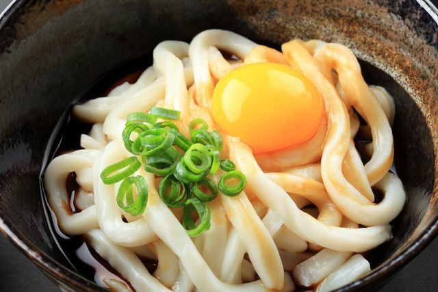 Trứng trong bát mì tsukimi udon không được làm chín do nước dùng không đủ nóng.