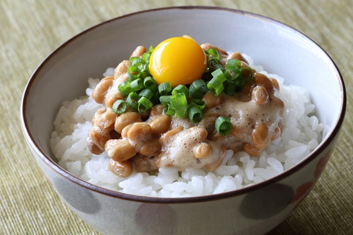 Natto là đậu tương lên men truyền thống, ăn cùng trứng sống và cơm là một phiên bản "nâng cấp" hơn của tamago gohan. Món ăn này có mùi khá khó ngửi nên ít du khách nào dám thưởng thức. Ảnh: Internet.