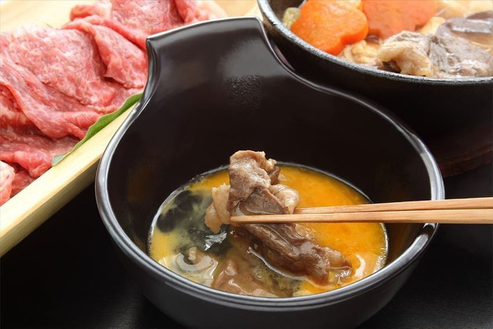 Món Sukiyaki (Bò nhúng trứng): Bên cạnh nguyên liệu chính của món ăn này là thịt bò tươi và phần nước chấm được làm từ trứng gà tươi. Vị ngọt của thịt bò tươi quyện lẫn với trứng gà đặc quánh tạo nên vị ngọt bùi không thể diễn tả bằng lời.