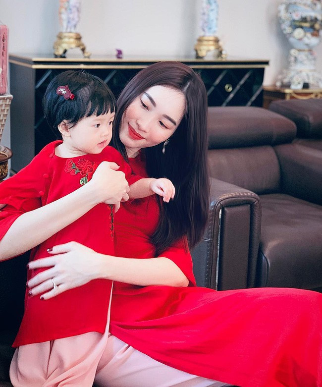 Hai mẹ con Hoa hậu Đặng Thu Thảo cùng mặc áo dài sắc đỏ đón Tết, cầu mong may mắn cho ngày đầu năm mới.