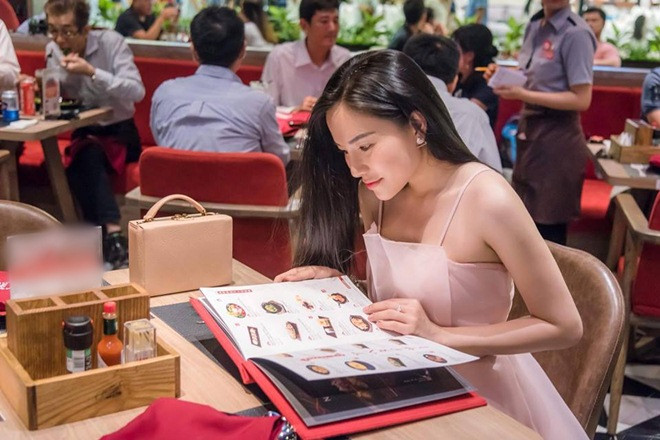 Cô tự tin diện bộ váy hai dây nằm tạo dáng gợi cảm.