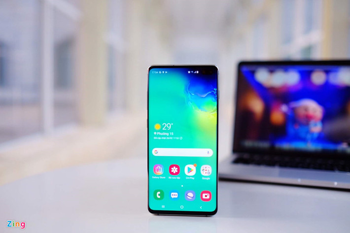 Galaxy S10+ có màn hình AMOLED 6,4 inch 2K. Đây là smartphone đầu tiên trên thế giới đạt chuẩn màn hình HDR 10+. Ngoài ra cạnh màn hình cong còn tạo cảm giác vuốt mượt mà ở viền. Trải nghiệm thực tế, màn hình của máy cho khả năng hiển thị tốt kể cả trong nhà hay ngoài trời, độ sáng cao.