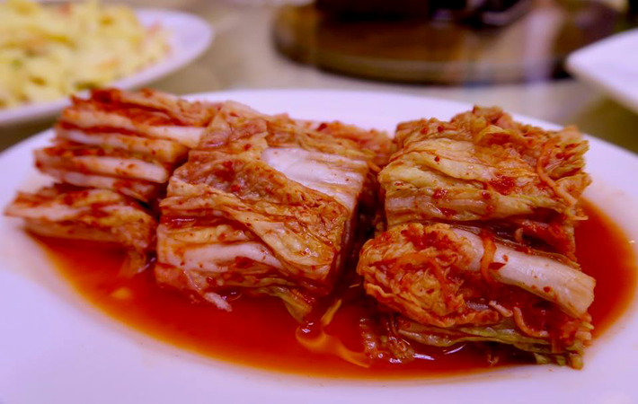 Kim chi: Đây là món ăn không thể thiếu trong mỗi bữa ăn của người dân Triều Tiên. Thực chất, kim chi làm từ cải thảo muối lên men cùng với nhiều nguyên liệu khác cho vị chua, cay, ngọt dịu vô cùng hấp dẫn.