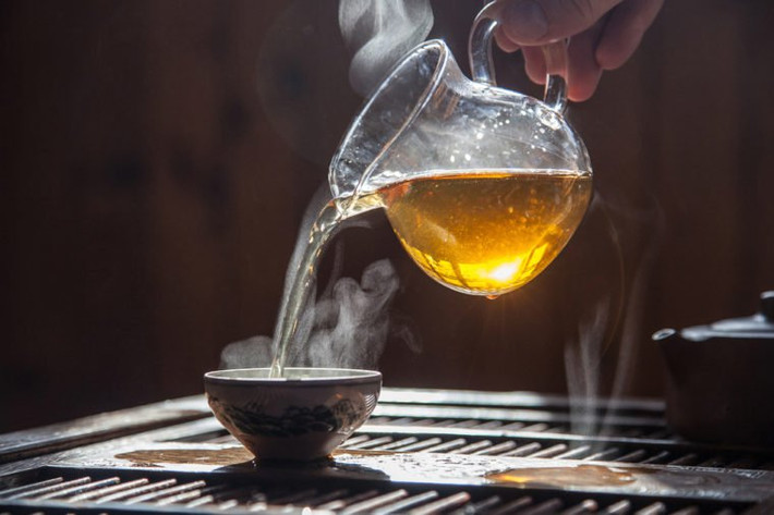 Uống trà xanh: Nếu không thích uống sữa, bạn có thể nhấp nháp một cốc trà xanh để khử mùi tỏi trong miệng. Trà xanh giàu polyphenol cũng có thể làm mất mùi tỏi.