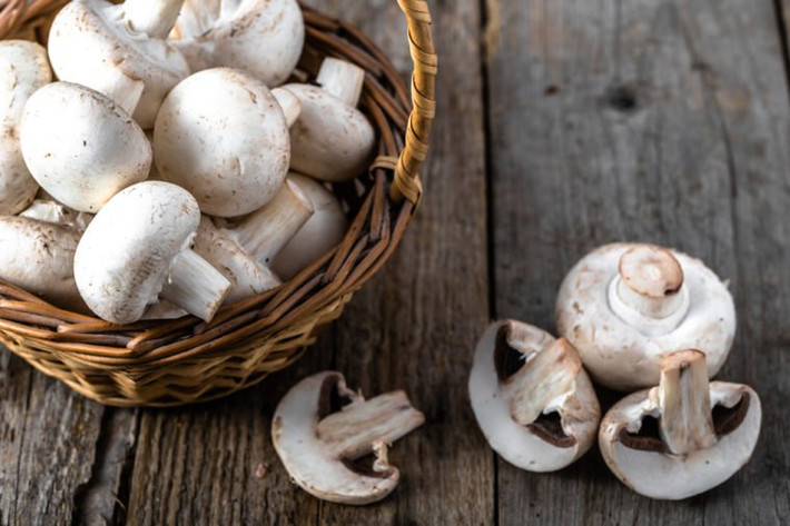 Thêm nấm vào món ăn: Nghiên cứu sơ bộ cho thấy rằng polyphenol trong nấm hoạt động nhanh hơn bất kỳ hợp chất nào khác để chống lại tác dụng của tỏi trên hơi thở.