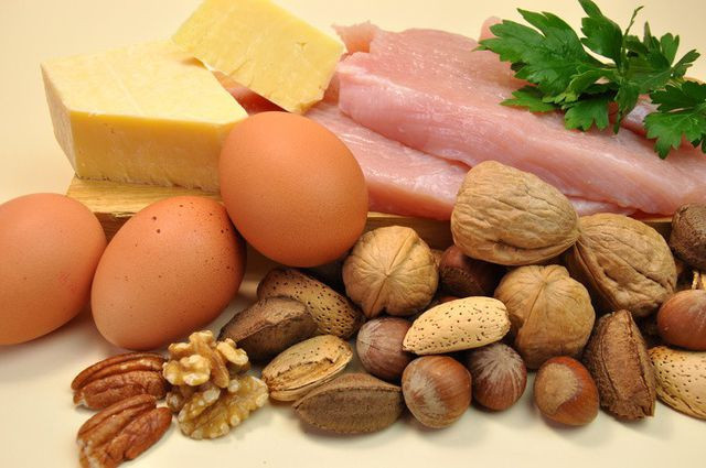 Thiếu protein: Protein đóng một vai trò quan trọng trong việc nhận dạng và duy trì trong lượng cơ thể. Một vài thông số đo lường cho thấy sự gia tăng của quá trình trao đổi chất xảy ra sau khi cơ thể tiêu hoá protein. Hơn nữa, protein tạo cho bạn cảm giác no, từ đó bạn sẽ ăn ít hơn, nạp ít calo hơn.