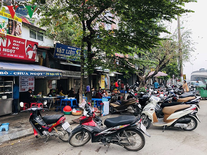Nhiều người dân phản ánh tình trạng lấn chiếm vỉa hè để kinh doanh gây mất cảnh quan đô thị, ảnh hưởng đến người đi bộ.