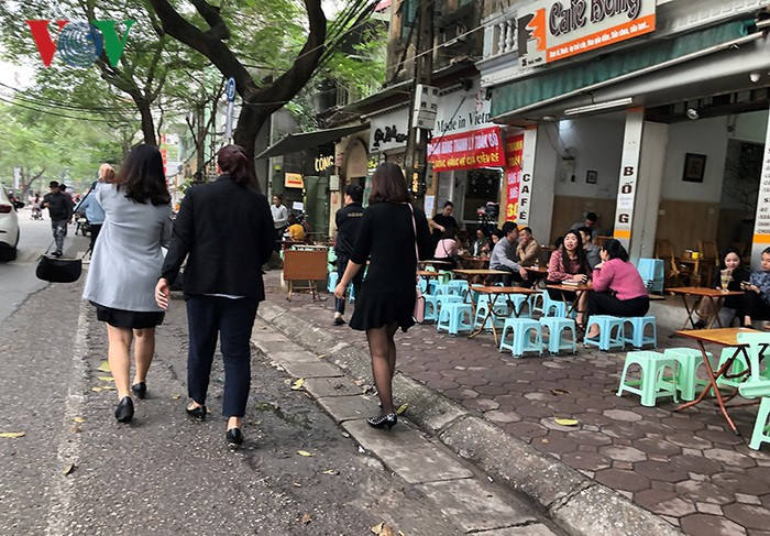 Trên địa bàn quận Hai Bà Trưng các tuyến phố Thái Phiên, Lê Đại Hành, Cao Đạt là những điểm nóng vào giờ trưa vỉa hè, lòng đường thành điểm kinh doanh đông đúc.