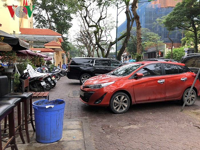 Xe đỗ không còn chỗ cho người đi bộ.