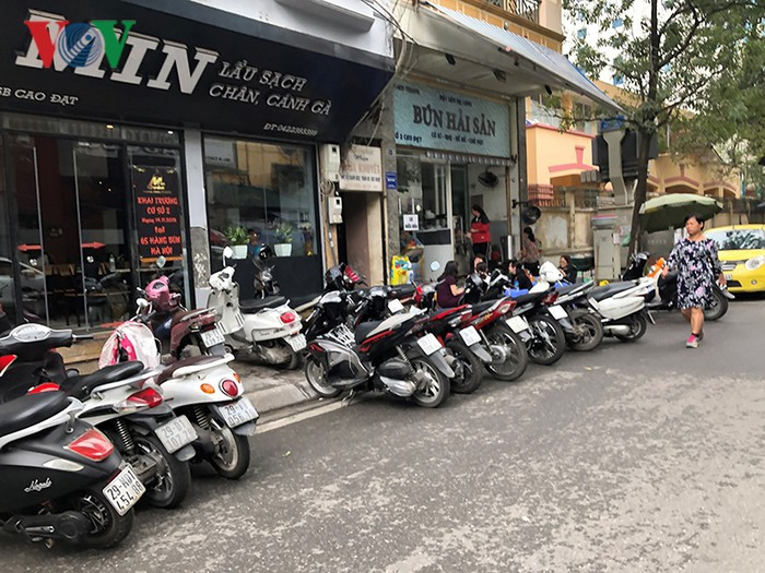 Xe máy dựng vỉa hè phố Cao Đạt.