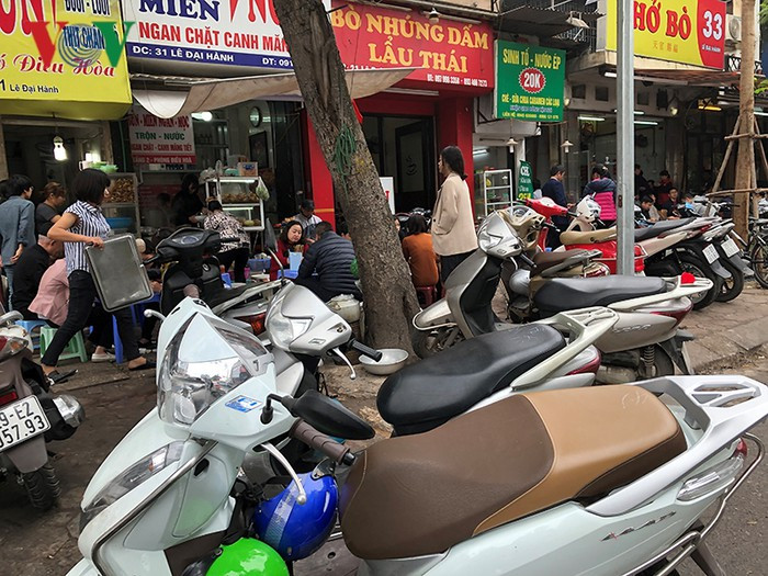 Vỉa hè đường Lê Đại Hành gần ngã 5 Bà Triệu.