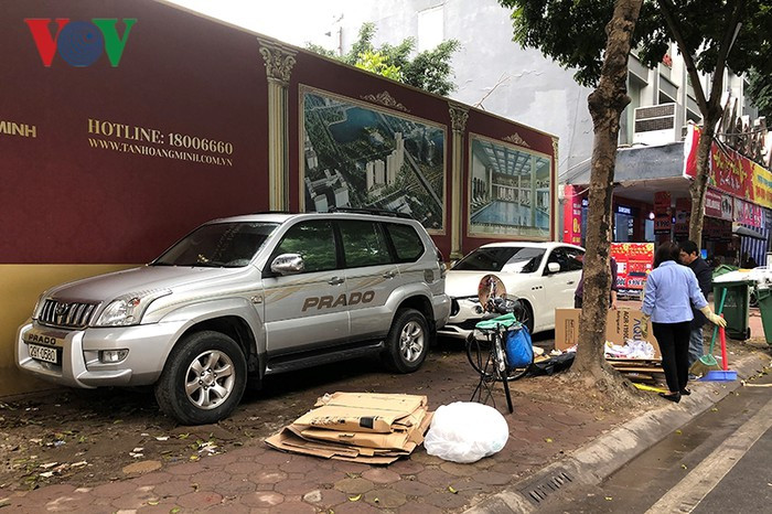 Vỉa hè phố Trần Hưng Đạo.