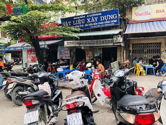 Tương tự vỉa hè, lòng đường phố đường Đại Cổ Việt thường xuyên bị quán bún bò Huế chiếm dụng.