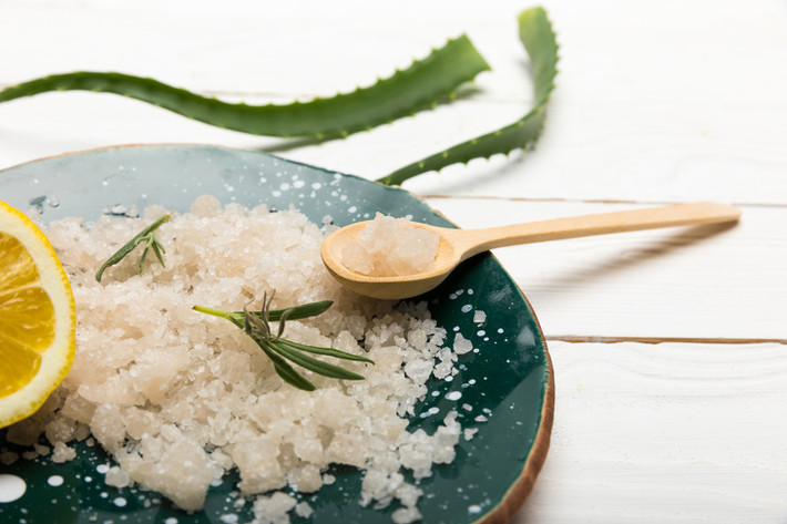 Tẩy tế bào da chết: Trộn hai thìa gel lô hội với hai thìa đường nâu, một ít nước cốt chanh để có được hỗn hợp tẩy tế bào chết, làm sạch da hữu hiệu.
