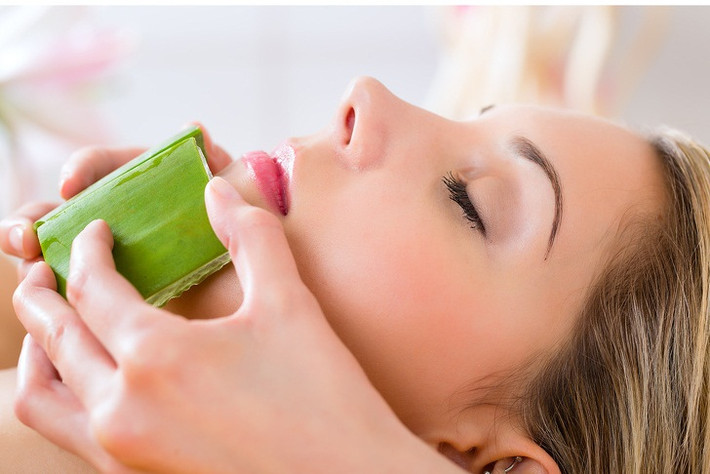 Trị mụn: Khả năng tái tạo mô da và làm lành tổn thương giúp gel lô hội trở thành nguyên liệu hàng đầu trong việc trị mụn và làm mờ sẹo sau mụn.