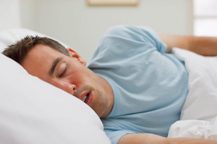 Khó thở trong giấc ngủ: Chứng ngưng thở hay khó ngủ khi ngủ thường khiến mọi người thức dậy vào giữa đêm. Điều này có liên quan đến nguy cơ đau tim hoặc rung tâm nhĩ, rối loạn nhịp tim.