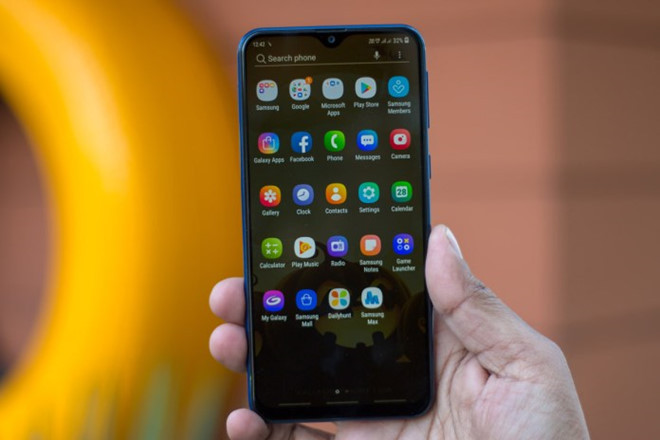 Galaxy M20 dùng chip Exynos 7885 8 nhân, tốc độ xung nhịp 1.6 GHz, RAM 3 GB và bộ nhớ trong 32 GB. Máy chạy trên nền Android 8.1 và tuỳ biến lại theo giao diện Samsung Experience 9.5. Model này có tính năng mở khoá bằng khuôn mặt và cảm biến vân tay phía sau.