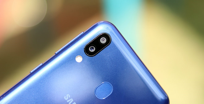 Galaxy M20 sở hữu camera kép, trong đó một camera chính 13 MP, khẩu độ f/1.9 và một camera góc rộng 5 MP, khẩu độ f/2.2. Việc được trang bị camera góc rộng giúp máy lấy được nhiều chi tiết hơn khi chụp ảnh. Camera selfie của model này có độ phân giải 5 MP.