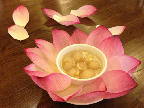 Khi ăn, chè hạt sen long nhãn sẽ được chan nước đường nấu trong, nếu thích mát thì cho thêm ít đá. Bát chè tuy không phải quá bắt mắt, thế nhưng những quả nhãn mọng bọc hạt sen bên trong, nước chè thơm nhẹ thanh mát vô cùng hấp dẫn. Ảnh: Internet.
