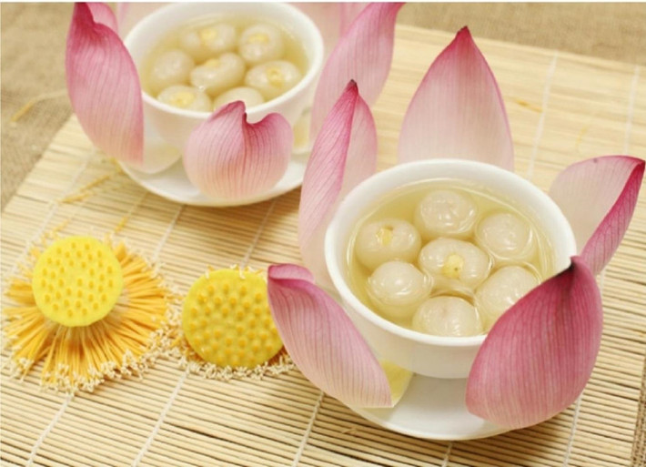 Hà Nội xưa, chè long nhãn hạt sen là món ăn của những nhà vương giả. Sau này khi đời sống khấm khá hơn, cứ dịp tết trung thu, hay rằm tháng 7 âm lịch những nhà nề nếp thế nào cũng nấu nồi chè long nhãn tươi với hạt sen để cúng ông bà tổ tiên.