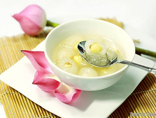 Nhãn ngon bóc vỏ, tách cùi khỏi hạt một cách khéo léo sao cho quả nhãn còn nguyên, không bị nát hay rách rời ra. Sau đó, người ta nhồi hạt sen vào bên trong phần cùi nhãn, trông không khác nào một quả nhãn mới.
