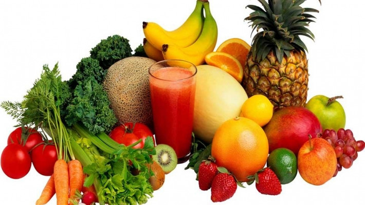 Những thanh niên độ tuổi 20 nên ăn thật nhiều trái cây và rau tươi vì những thứ này cung cấp các chất dinh dưỡng mà cơ thể và bộ não vẫn đang phát triển. Hãy cố gắng ăn ít nhất 9 phần rau quả mỗi ngày, với tỷ lệ 3: 1 rau và trái cây. Ngoài ra, bạn cũng nên uống nhiều nước.