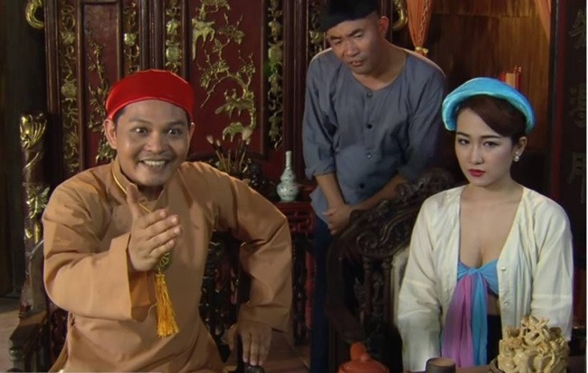 Cách đây 2 năm DJ Trang Moon khiến nhiều người hâm mộ bất ngờ với hình ảnh gợi cảm trong phim hài tết “Trở về”. Đây là lần đầu tiên DJ Hà thành đóng phim. Trong phim, Trang Moon vào vai bà vợ ba trẻ trung và sexy của nghệ sĩ Trung Hiếu.