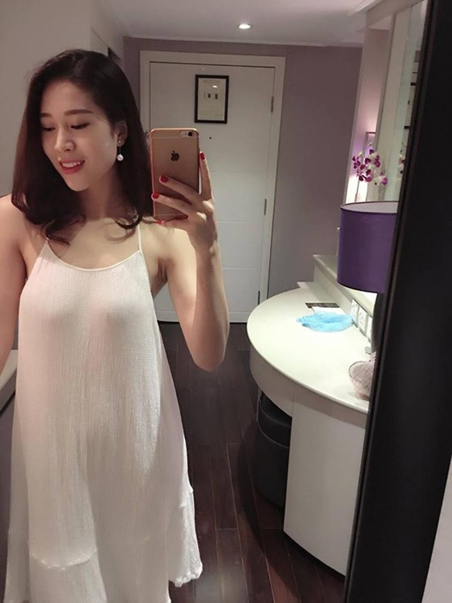 Cẩm Nhung là cô gái quê gốc Tuyên Quang, có chiều cao vượt trội 1m8. Ảnh đời thường toát lên vẻ gợi cảm, đầy sức sống.
