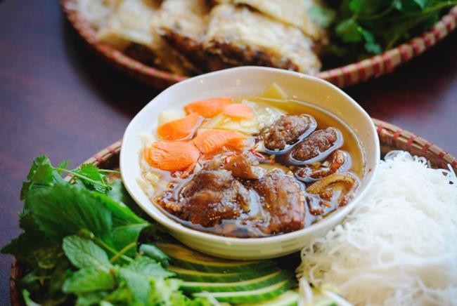 Thịt sau khi ướp được xếp vào xiên hoặc vỉ, nướng trên than củi. Khi thịt chín thơm và ngậy mùi, cho vào bát nước mắm pha có đầy đủ vị chua cay mặn ngọt, cùng với hoặc đu đủ xanh (hoặc su hào, cà rốt) trộn dấm. Bát nước mắm có thể vừa ăn vừa húp được, ăn cùng với bún và rau sống (gồm rau xà lách, rau mùi, húng Láng, ngổ, kinh giới, tía tô, giá đỗ). Ảnh: Internet.