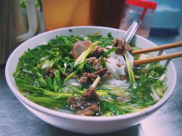 Món ăn này tưởng chừng rất đơn giản với nước dùng ninh từ xương, bánh phở tươi làm từ bột gạo, một nhúm rau hành, thịt bò hoặc gà, dễ phù hợp với khẩu vị số đông và chiếm ưu thế trong các món ăn địa phương. Ảnh: Tripi.vn.