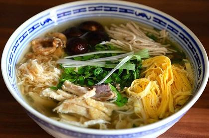 Sở dĩ gọi là bún thang vì từ “thang” để chỉ nhiều thành phần cùng phối hợp, như thang thuốc Đông y. Tính ra, để làm một bát bún thang cần đến 12 loại nguyên liệu. Thế mới nói, bát bún thang Hà Nội là sự tổng hòa, kết hợp từ những thứ nhỏ nhặt một cách tinh tế để cho ra hương vị hoàn hảo. Ảnh: Baophunuonline.