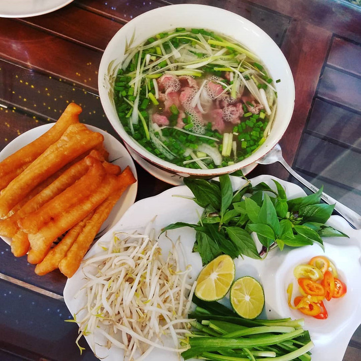 Phở Thìn: Theo DidierCorlou, bếp trưởng khách sạn Sofitel Motropole Hà Nội, nếu bạn đến Việt Nam mà chưa thưởng thức món phở thì bạn chưa thực sự trải nghiệm phong vị ẩm thực của đất nước này. Phở là một thứ quà đặc biệt của Hà Nội. Không phải chỉ riêng Hà Nội mới có, nhưng chính vì chỉ ở Hà Nội mới ngon. Ảnh: Zing.