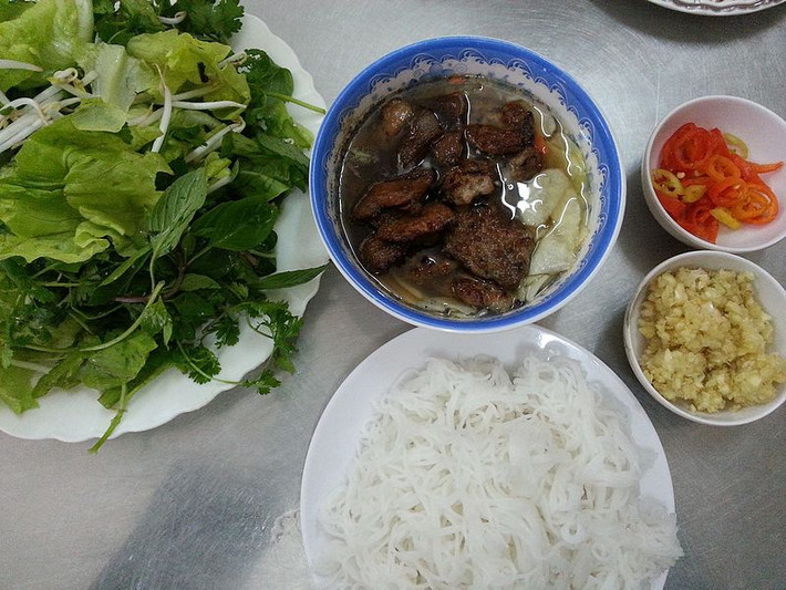 Bún chả, một trong những món ăn Việt phục vụ phóng viên hội nghị Mỹ - Triều, là thứ quà có sức sống lâu bền nhất của Hà Nội. Đây là một trong những đặc sản đặc trưng của ẩm thực Hà thành. Đây cũng là món ăn được cựu Tổng tống Obama thưởng thức khi đến thăm Việt Nam.