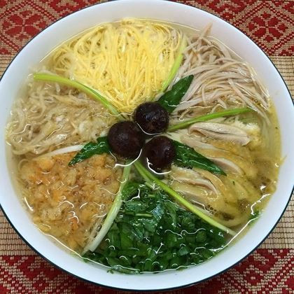 Bún thang bà Ẩm: Nói đến ẩm thực Hà Nội, ngoài phở, sẽ là điều thiếu sót nếu không nhắc đến bát bún thang, trong đó nổi bật hơn cả là bún thang bà Ẩm. Là món ăn cầu kỳ, tinh tế, thể hiện phong cách thanh nhã của ẩm thực Hà thành, bún thang Hà Nội có sự kết hợp hoàn hảo giữa sắc, hương và vị. Ảnh: Phunuthoinay