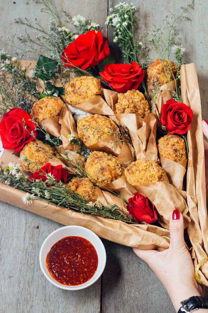 Muốn tạo bất ngờ cho nàng thì bạn có thể tự mua khoai tây chiên, đùi gà, cánh gà rán hay xúc xích mua về nhà tỉ mẩn gói thành bó tặng nàng.