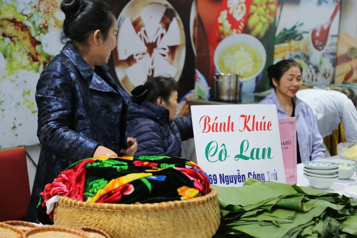 Bên cạnh ẩm thực phương Tây, Hà Nội đã "chiêu đãi" các phóng viên nước ngoài những món ăn Việt truyền thống. Ảnh: Báo Tin Tức.