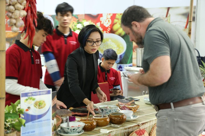 Trước đó, đích thân Thủ tướng Nguyễn Xuân Phúc đã gợi ý đưa các món ăn của dân tộc như nem rán, giò chả, nem cuốn, phở, xôi, bánh khúc và bún chả vào thực đơn phục vụ tại Trung tâm báo chí quốc tế. Ảnh: Báo Tin Tức.