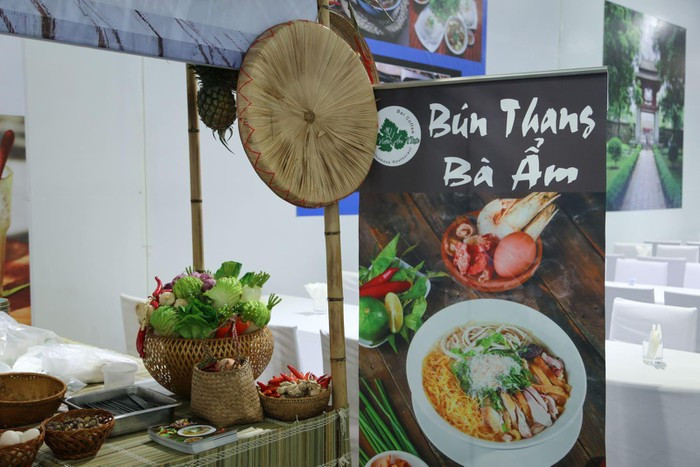 Nhiều thương hiệu ẩm thực nổi tiếng là bún thang bà Ẩm và phở Thìn tham gia phục vụ ở trung tâm với mong muốn quảng bá hình ảnh cũng như giới thiệu món ăn của Việt Nam với bạn bè quốc tế. Ảnh: Báo Tin Tức.