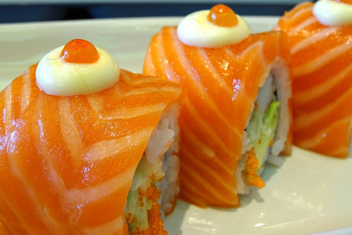 Một trong những món ăn yêu thích của ông Kim Jong-un là sushi: Kenji Fujimoto là cựu đầu bếp thân tín của gia đình họ Kim, người đã gắn bó với Kim Jong-un suốt 13 năm, từ khi nhà lãnh đạo Triều Tiên còn bé. Trong hồi ký của mình, Fujimoto nhớ lại rằng ông Kim thích ăn sushi từ nhỏ.